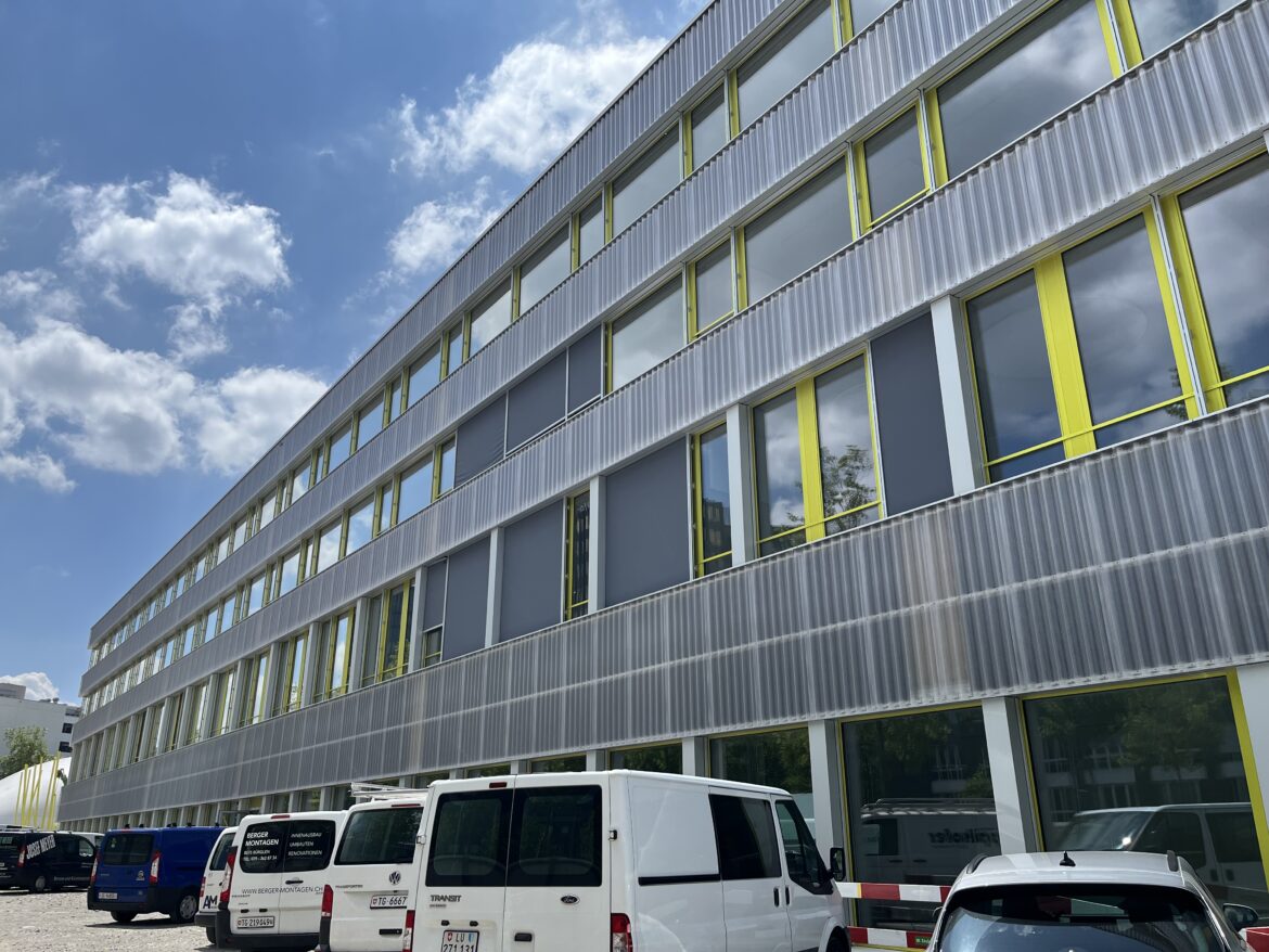 Neubau Schule Thurgauerstrasse Zürich 284 kWp